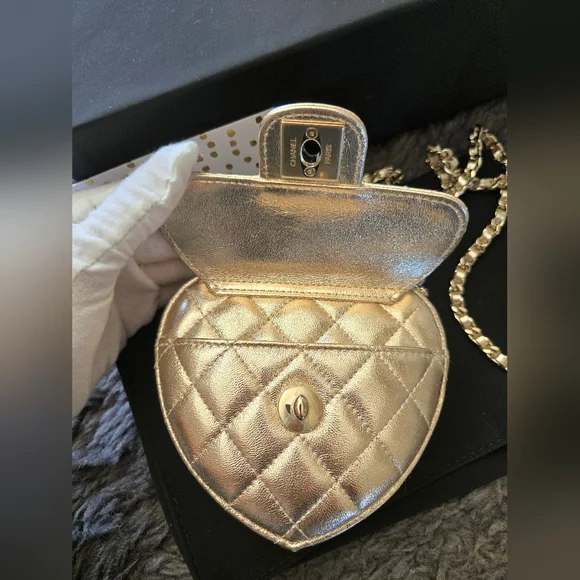 CHANEL Heart Clutch on Chain. - Picture 7 of 11